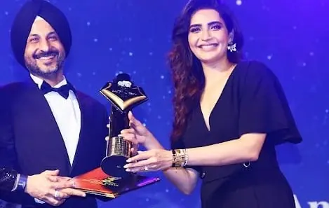 Dr Sandeep Anand receiving the Business Titans trophy